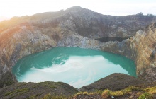 Le volcan Kelimutu et ses lacs multicolores